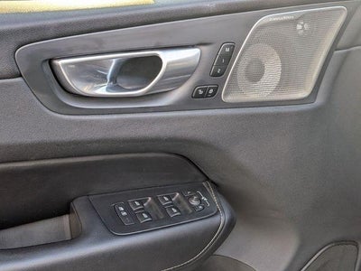 2024 Volvo XC60 Recharge Plug-In Hybrid T8 Ultimate Dark Theme