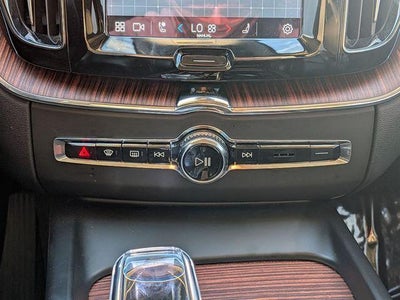 2024 Volvo XC60 Recharge Plug-In Hybrid T8 Ultimate Dark Theme