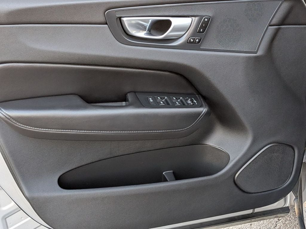 2024 Volvo XC60 Plus Dark Theme