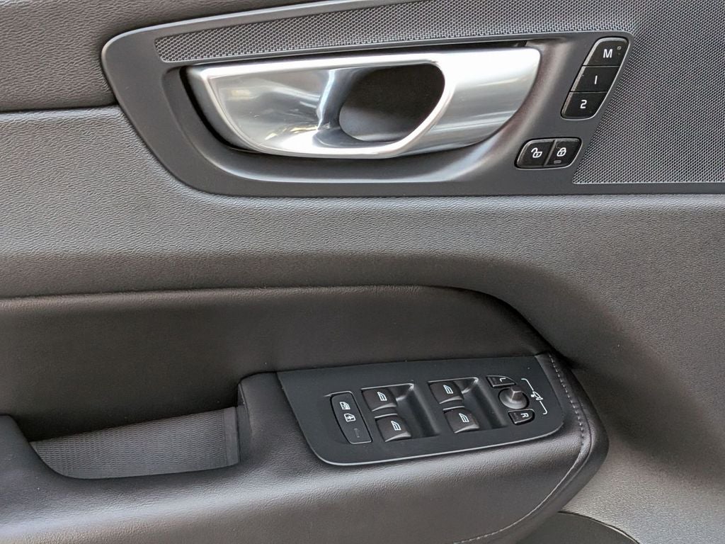 2024 Volvo XC60 Plus Dark Theme