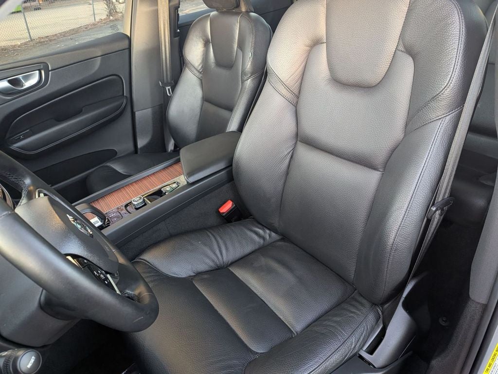 2024 Volvo XC60 Plus Dark Theme