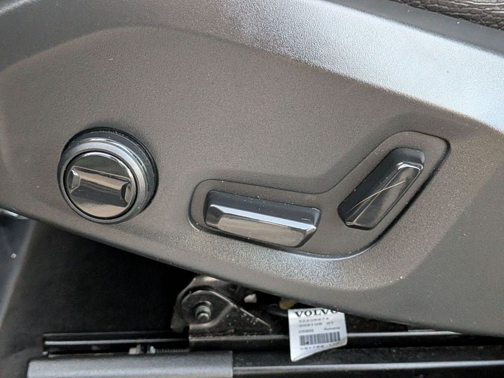 2024 Volvo XC60 Plus Dark Theme