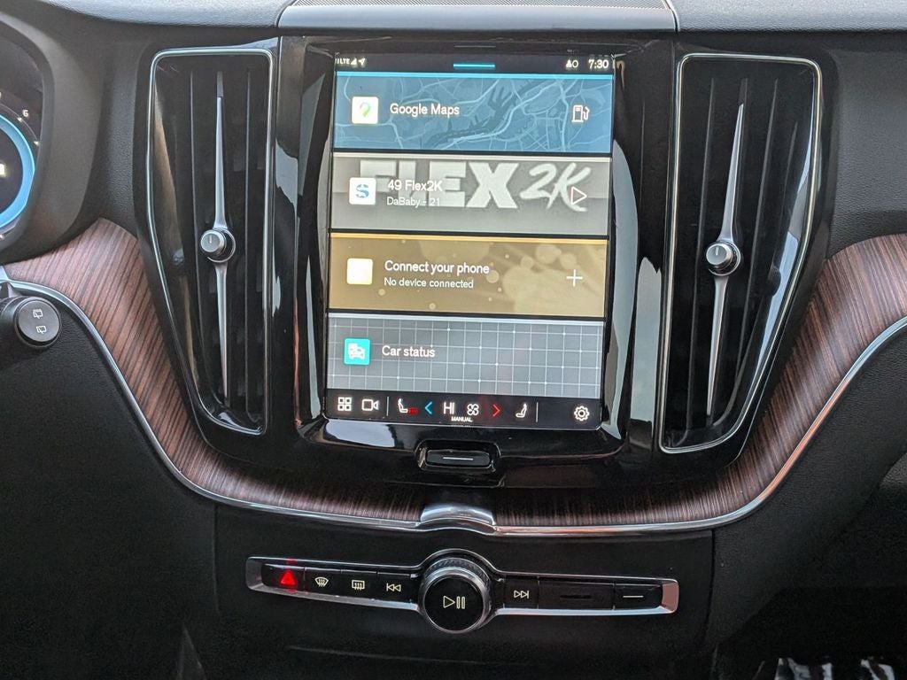 2024 Volvo XC60 Plus Dark Theme