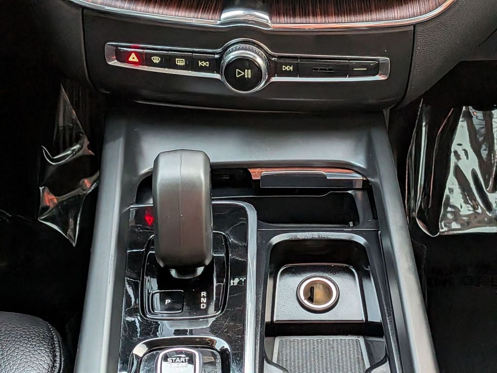 2024 Volvo XC60 Plus Dark Theme