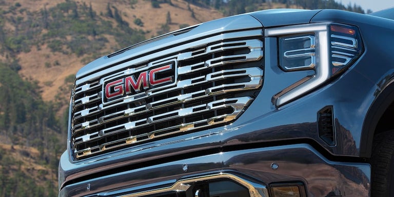The 7-Spoke Ultra-Bright Machined Aluminum Wheels with Bright Chrome Accents and Dark Paint on the 2024 GMC Sierra 1500 Denali